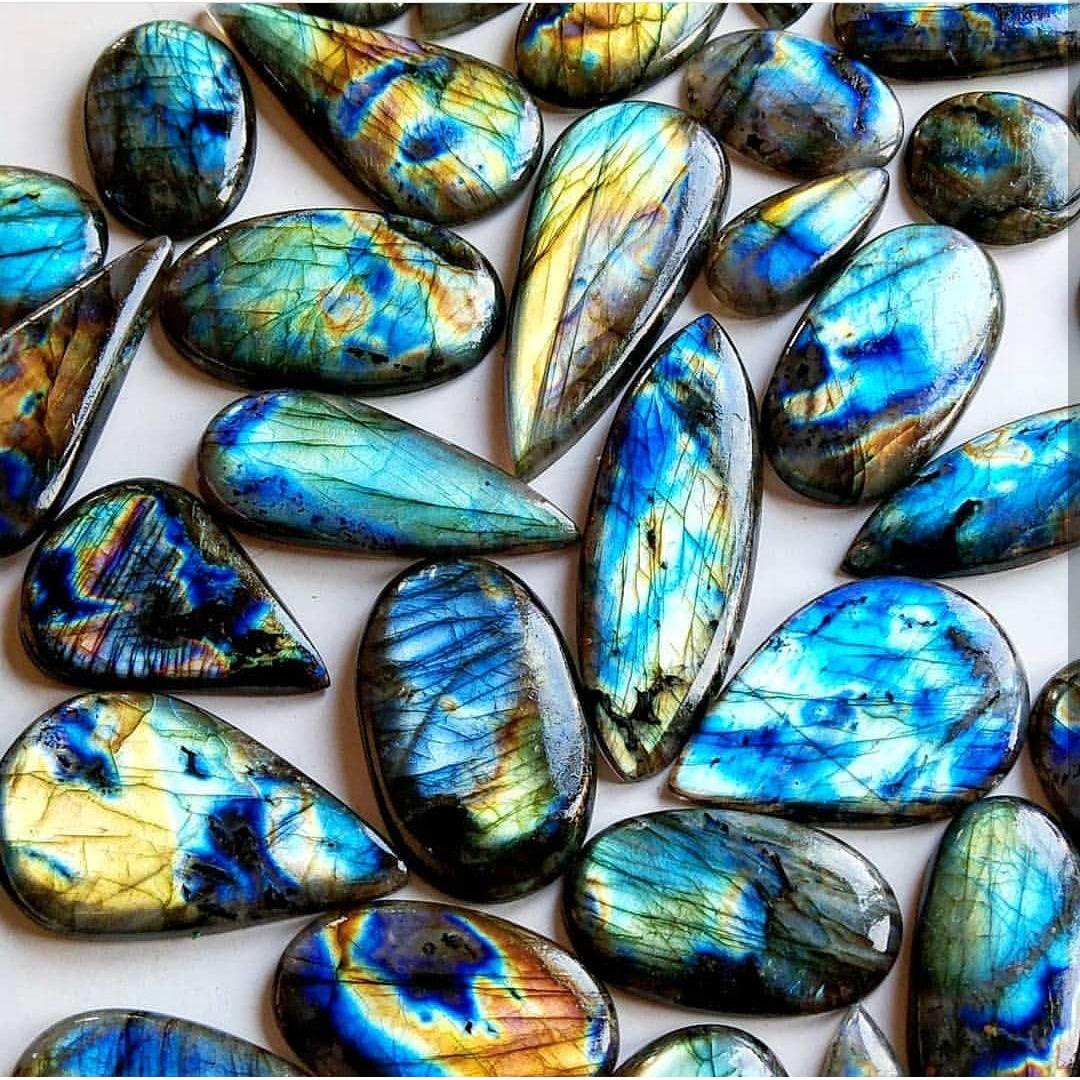 the-mystical-beauty-of-labradorite-the-aurora-borealis-gemstone-jogani_1080x_9ab56819-5419-4802-869c-cc8cd3570e2c.jpg